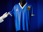 لیجنڈ فٹبالرمیراڈونا کی شرٹ ڈیڑھ ارب روپے میں نیلام