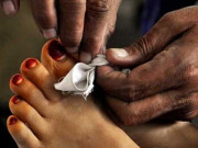 کراچی میں 3 بچوں کی ماں نے زہر پی کر خودکشی کر لی