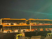 اورنج لائن منصوبے کیلئے 49 بسوں کی پہلی کھیپ کراچی پہنچ گئی