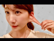 یہ خاتون لچکدار کانوں سے چھتری اور سیلفی اسٹک تھام سکتی ہیں