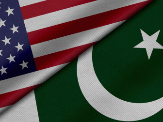 انٹرویو سے استثنیٰ کے اہل افراد میں طالب علم، عارضی ملازمین اور ماضی میں امریکی ویزا رکھنے والوں کو بھی شامل کرلیا گیا (فوٹو: فائل)