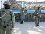 یوکرین  کریمیا کے فوجی اڈوں پر روس نواز مسلح افراد کا قبضہ