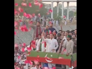 کنٹینرپرکھڑے عمران خان کی جوس کا ڈبا کیچ کرنے کی ویڈیو وائرل