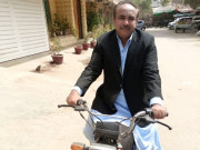 پیٹرول مہنگا ہونے پر گریڈ 18 کے ڈپٹی کمشنر گاڑی سے موٹرسائیکل پر آگئے