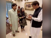 پشاور کی 17 سالہ انفال نے عمران خان پر کتاب لکھ دی