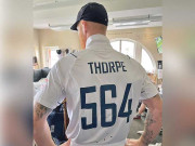 بین اسٹوکس نے گراہم تھارپ کے نام والی شرٹ پہن لی