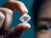 بھارت میں مزدور57 قیراط کا ہیرا ملنے سے راتوں رات لکھ پتی بن گیا