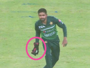 بابر اعظم کی گلوز پہن کر فیلڈنگ پاکستان کو 5 پنالٹی رنز دینا پڑ گئے