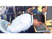 ہاتھوں کی بجائے ناک سے ٹائپ کرنیوالا بھارتی باشندہ