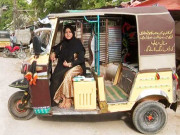 سندھ حکومت کا رکشا چلانے والی 17 سالہ لڑکی کو مکان دینے کا اعلان