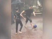 عامر خان کی تیز بارش میں بیٹے کے ساتھ فٹبال کھیلنے کی ویڈیو وائرل