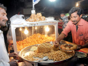 کراچی کے شہری روزانہ 20 لاکھ روپے کے گول گپے کھاجاتے ہیں ایکسپریس سروے  