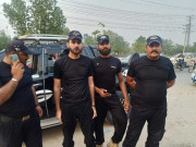 لاہور میں ویگو ڈالے پر اسلحے کی نمائش کرنیوالے 4 ملزمان گرفتار