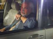 لاہور میں سینئیرصحافی ایاز امیر پرنامعلوم افراد کا حملہ