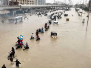 کراچی میں پانی کے تیز ریلے میں بہنے والے باپ بیٹے کی لاشیں مل گئیں