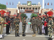 عیدالاضحیٰ واہگہ بارڈر پر پاک بھارت سرحدی فورسز کے درمیان مٹھائی کا تبادلہ