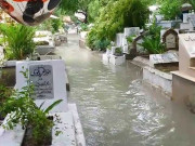 کراچی میں بارش کا پانی قبرستان میں جمع میت کی دوسری جگہ تدفین