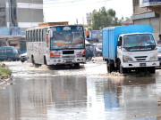 کراچی میں نکاسی تاحال نامکمل سڑکیں بہہ گئیں طویل ٹریفک جام