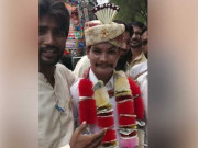 دلہا بارات لے جانے سے پہلے ووٹ کاسٹ کرنے پہنچ گیا ویڈیو سامنے آگئی