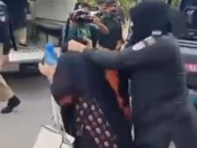 پولیس اہلکاروں کا سراپا احتجاج خاتون اسکول ٹیچرز پر بہمیانہ تشدد