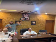 مسلم لیگ ق کے کارکنان نے سیکریٹریٹ سے چوہدری شجاعت کی تصاویر اتار دیں