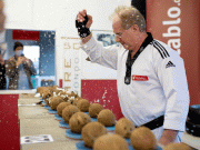 ہتھوڑے نما ہاتھ سے ایک منٹ میں 148 ناریل توڑنے کا نیا ریکارڈ قائم