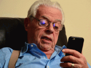 اسمارٹ فون کی نیلی روشنی کے نقصانات عمر کے ساتھ بڑھ جاتے ہیں