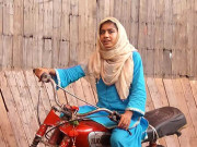 موت کے کنویں میں موٹرسائیکل چلانے والی 12 سالہ لڑکی