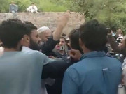 بنی گالہ کے باہر پی ٹی آئی کارکنان کا میڈیا نمائندے پر تشدد کیمرا توڑ دیا