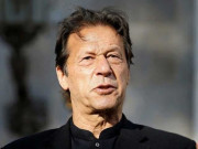 عمران خان نے پشاور اور کراچی سے ضمنی انتخاب کیلئے کاغذات نامزدگی جمع کروادیے