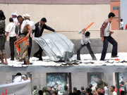 یمن میں بھی امریکی سفارتخانے پر دھاوا توڑ پھوڑ عمارت کو آگ لگادی  