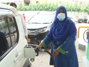 مہنگائی اور بے روزگاری کے باعث پیٹرول پمپ پر ملازمت کرنے والی 24 سال کی باہمت لڑکی