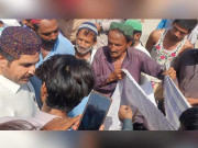سندھ میں سیلابی پانی میں ڈوبنے والے بچے کی لاش مرکزی شاہراہ پر رکھ کر احتجاج