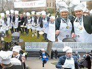 برطانیہ میں بچوں اور بڑوں کے درمیان سالانہ پین کیک ریس