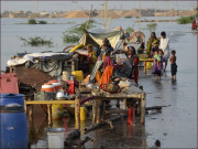 کھانا اور دوائیاں نہ ملنے پر سیلاب متاثرین کا سپر ہائی وے پر احتجاج
