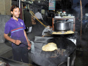 کراچی میں3 ہزار سے زائد مقامات پر حلوہ پوری تیار کی جاتی ہے ایکسپریس سروے