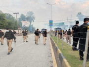 پشاور میں احتجاج کرنے والے اساتذہ پر پولیس کالاٹھی چارج درجنوں گرفتار