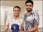 گواسکر کی پاکستانی کرکٹرز سے ملاقات بابراعظم کیلیے کیپ کا تحفہ