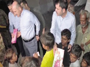 ترک پائلٹ کی بیٹیوں کاسیلاب متاثرہ بچیوں کیلیے گڑیوں کا تحفہ