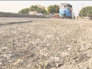 کراچی میں استرکاری میں ناقص میٹریل استعمال  سڑکیں ادھڑنے لگیں