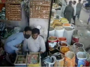 کراچی میں ڈاکوؤں نے بھرے بازار میں دو دکانیں لوٹ لیں