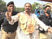 رسک الاؤنس کی بحالی کیلیے ڈاکٹرز اور پیرا میڈیکٹس کا احتجاج خواتین سمیت متعدد گرفتار