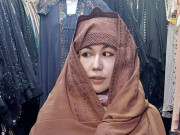 جاپانی خاتون کا برقع پہن کر پشاور کے مختلف مقامات کا دورہ تصاویر وائرل