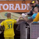 سنچری کے بعد ڈیوڈ وارنر نے بیٹنگ گلووز نوعمر پرستار کو دے دیے