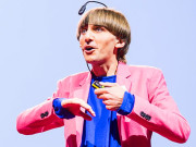  سائی بورگ آرٹسٹ  جو رنگوں کو دیکھتا نہیں ’ سُنتا ‘ ہے