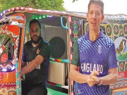 برطانوی ہائی کمشنر رکشے میں بیٹھ کر ٹیسٹ میچ دیکھنے پہنچ گئے