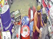 گولی کا خوف  ڈاکوؤں نے اسلحہ دکھائے بغیر دکاندار کو لوٹ لیا