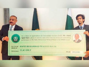 وزیر صحت نے 30 میڈلز جیتنے والے میڈیکل کے طالب علم کو انعامی چیک دے دیا