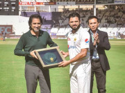 چیئرمین پی سی بی نے اظہر علی کو یادگاری شیلڈ پیش کردی