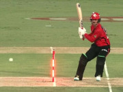 میچ کے دوران خود بیلز گرنے اور اسٹمپ روشن ہونے پر سب دم بخود